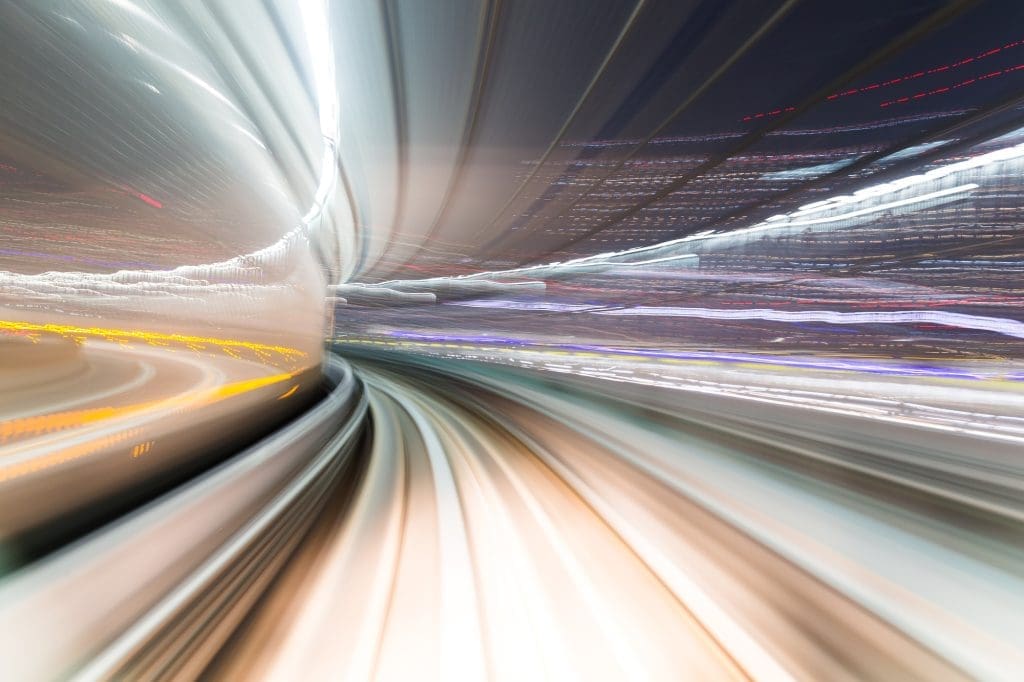 Pourquoi la Compression d’Image est Essentielle pour le SEO 1 Speed motion on night road